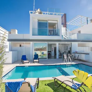 https://oli-vine-villas.protaras-cy-hotels.com